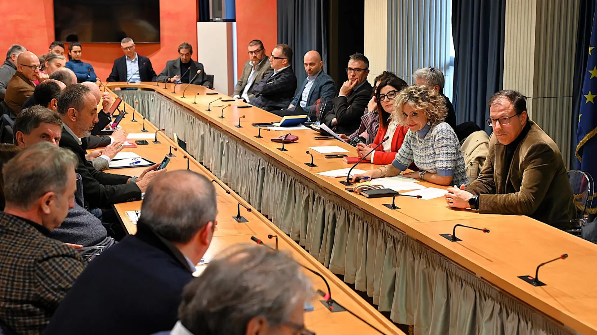 Il tavolo del confronto