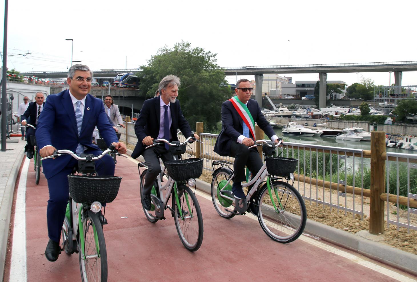 D'Alfonso, Delrio e Alessandrini in bicicletta