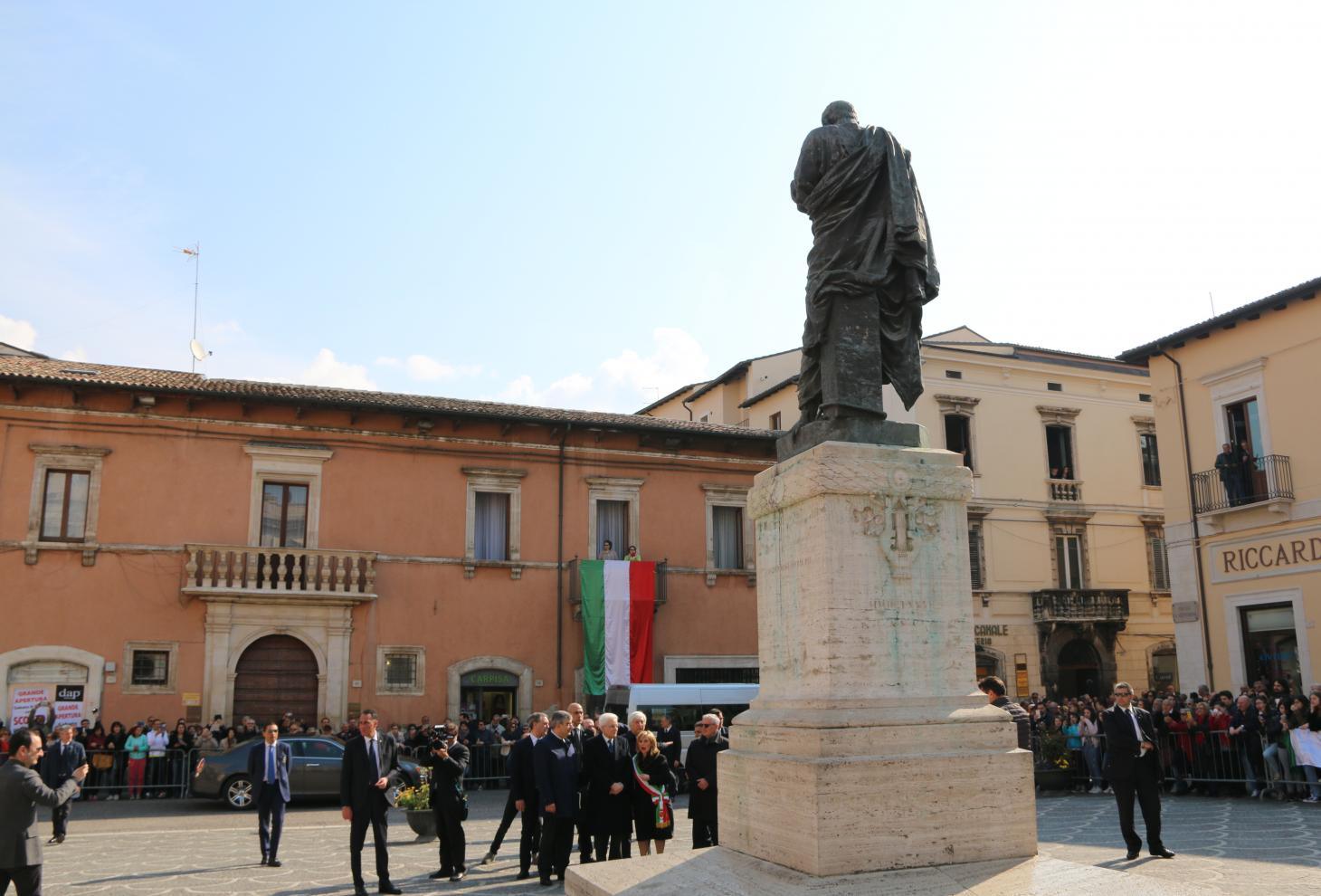 Piazza xx settembre a sulmona statua di Ovidio