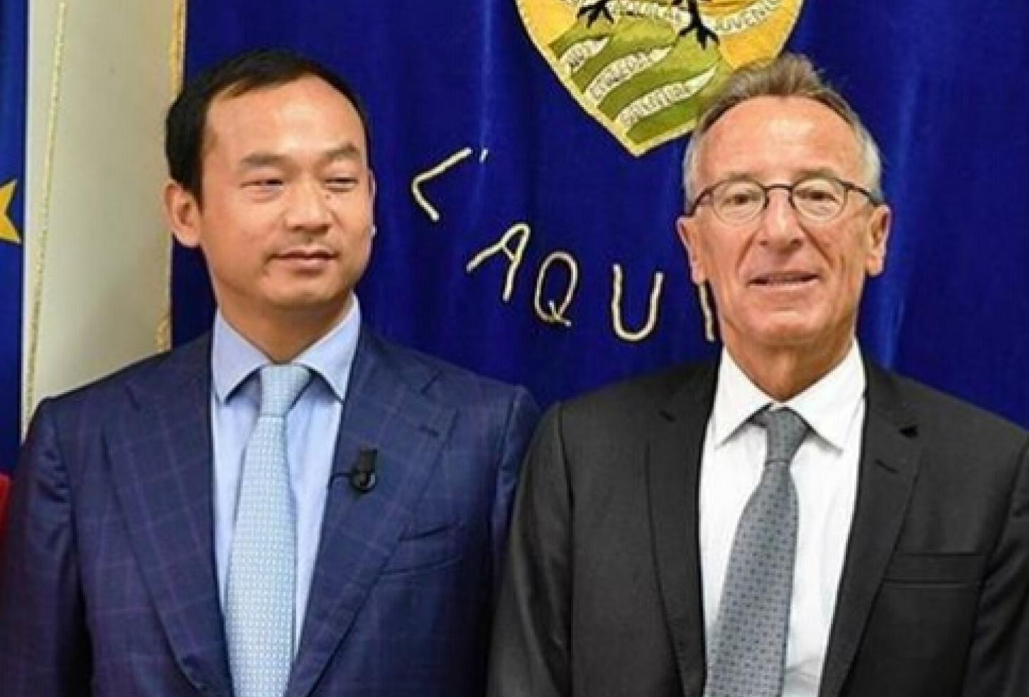 Hu Kun, amministratore delegato di ZTE Italia e Presidente di ZTE Europa Occidentale, a destra Giovanni Lolli, vice Presidente della Giunta regionale