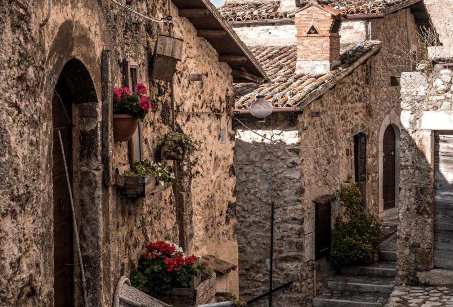 Vicolo di un borgo abruzzese con case in pietra