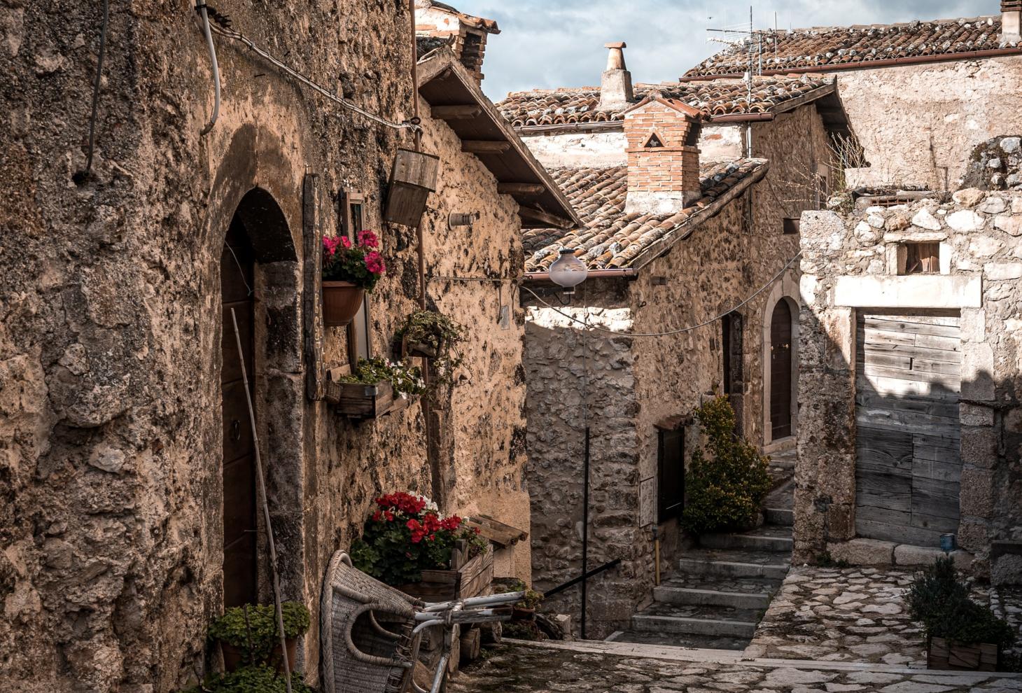 Vicolo di un borgo abruzzese con case in pietra