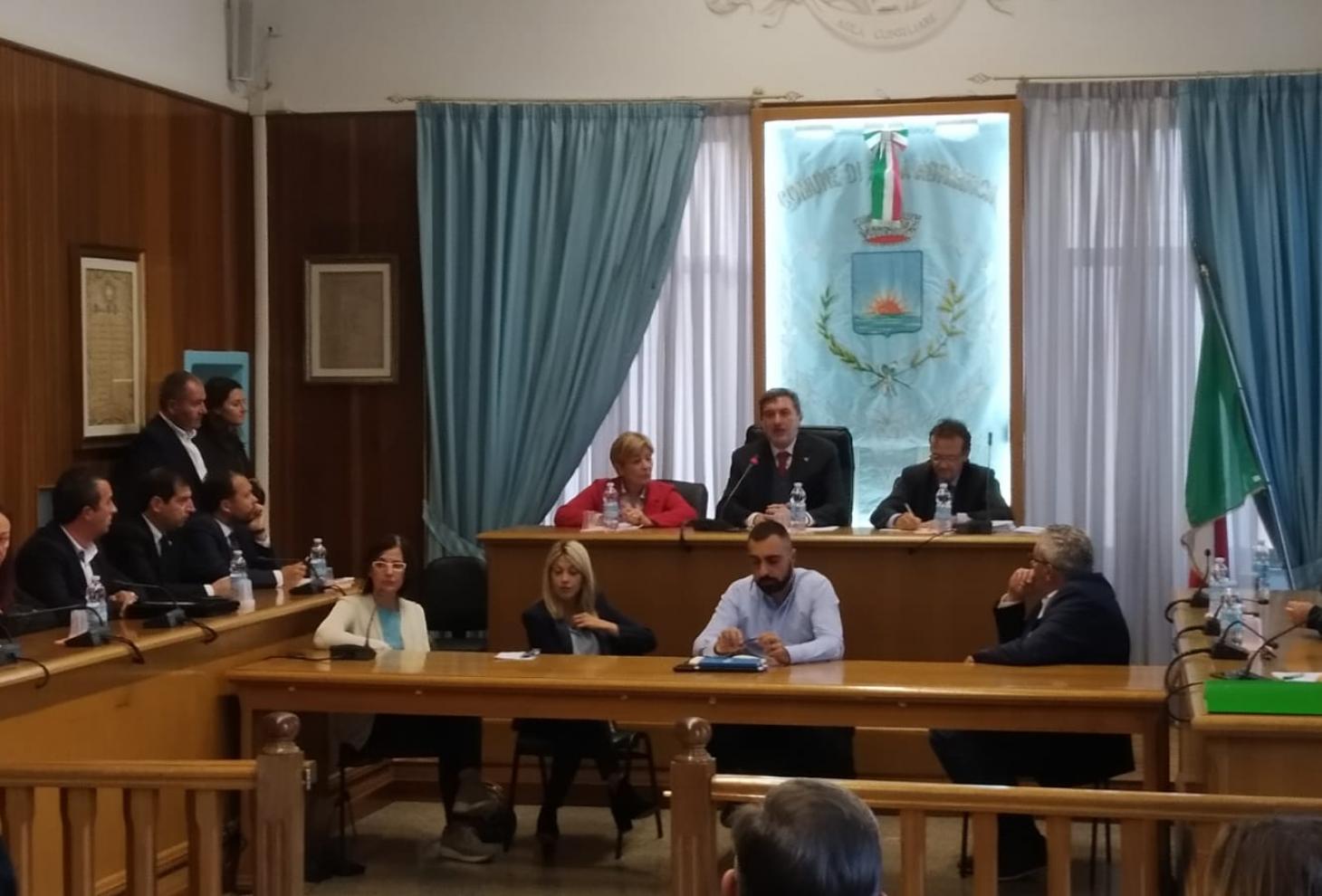 Nella foto da sinistra il sindaco Casciotti, al centro il presidente Marsilio ed a destra il sottosegretario D'Annuntiis