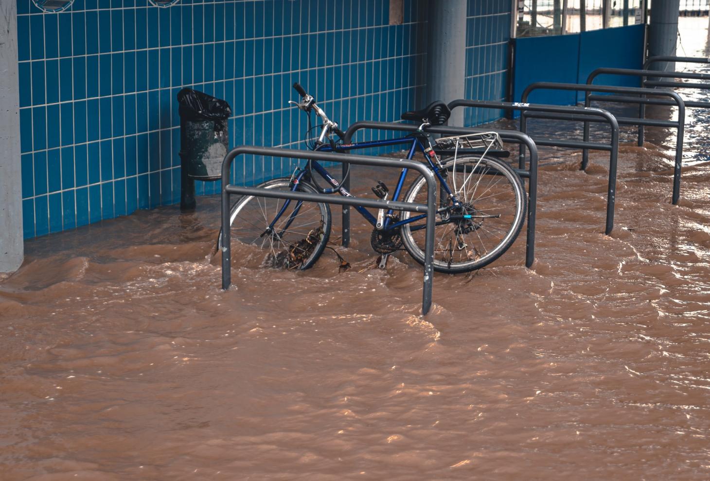 Bicicletta travolta dall'acqua di un alluvione