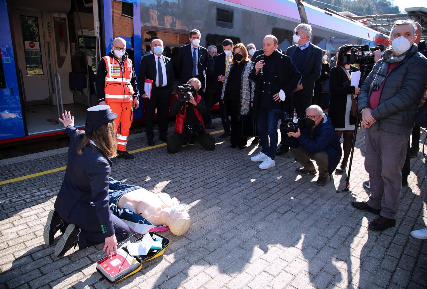 La dimostrazione dei defibrillatori effettuata alla stazione di Lanciano 